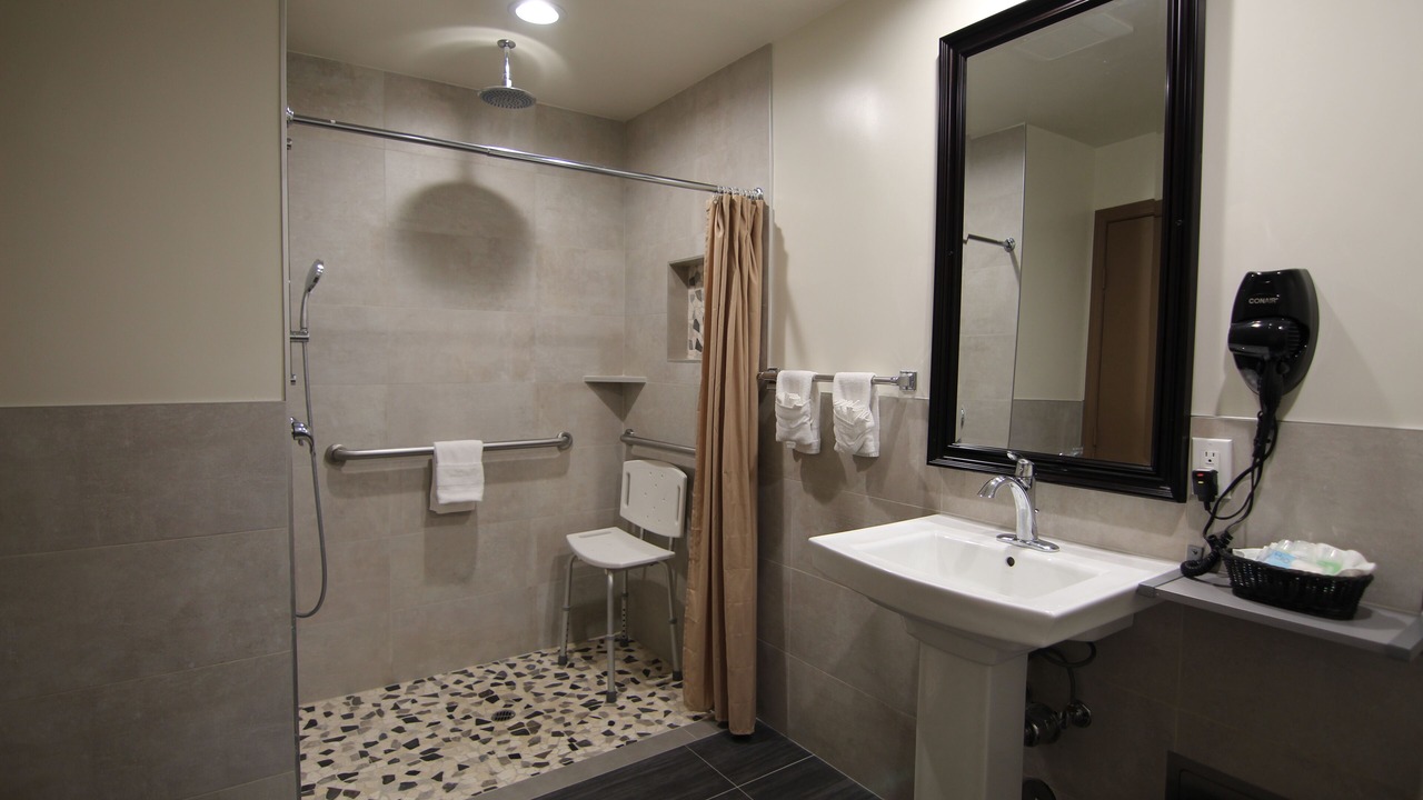 Photo of Bathroom in Greater Wilshire - Hancock Park