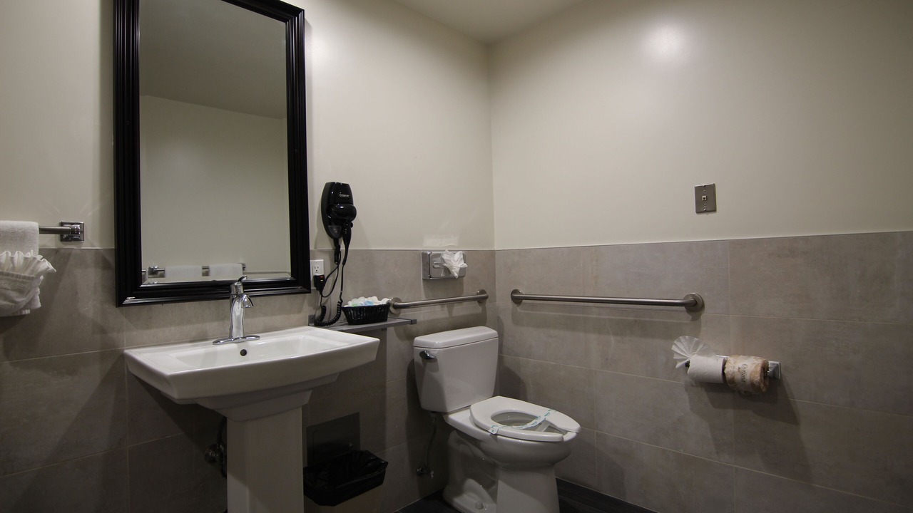 Photo of Bathroom in Greater Wilshire - Hancock Park