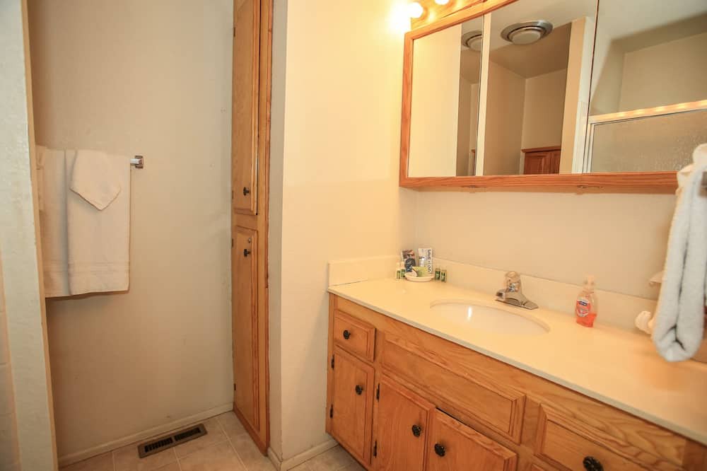Photo of Bathroom in Summit Estates