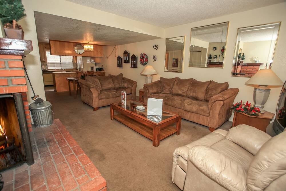 Photo of Livingroom in Summit Estates