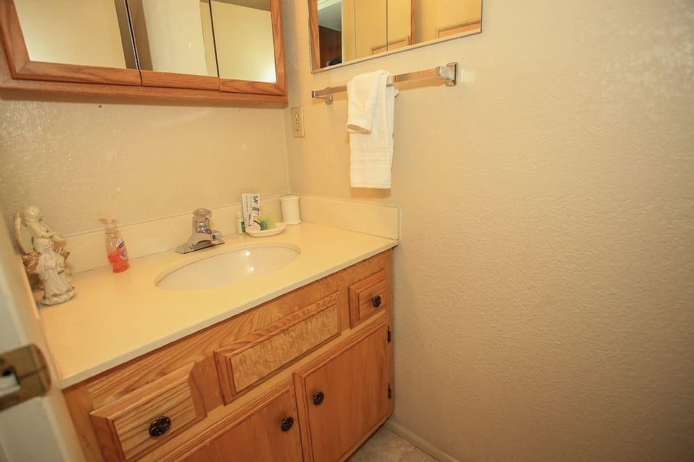 Photo of Bathroom in Summit Estates