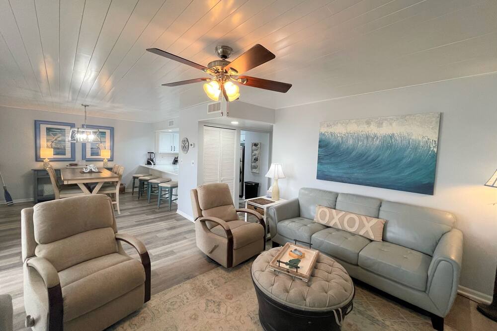 Photo of Livingroom in Orange Beach East