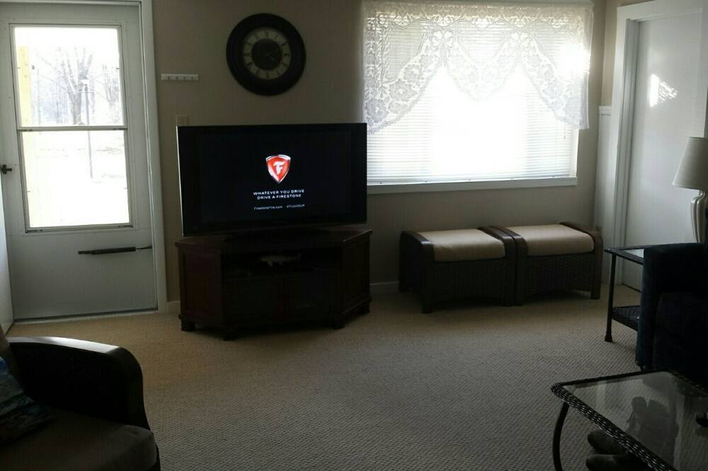 Photo of Livingroom in Pymatuning Central
