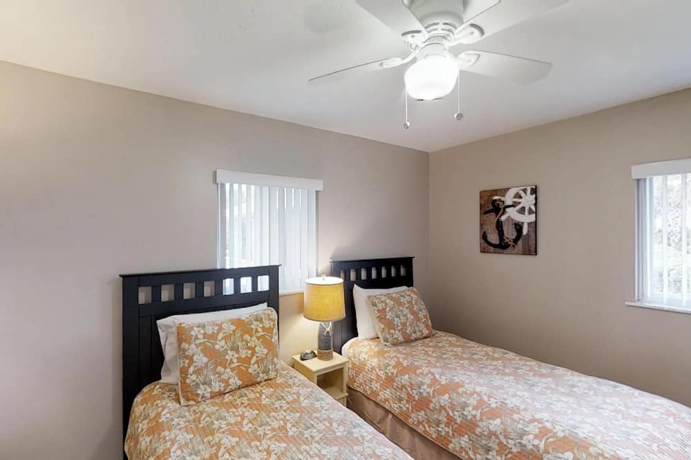 Photo of Bedroom in Surfcrest Village
