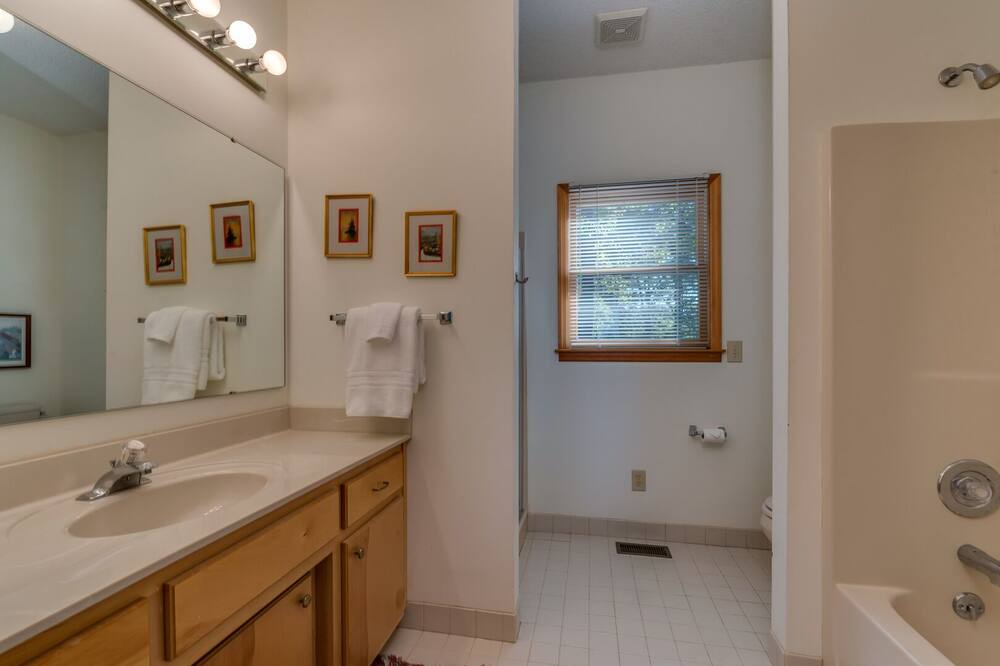 Photo of Bathroom in Saluda