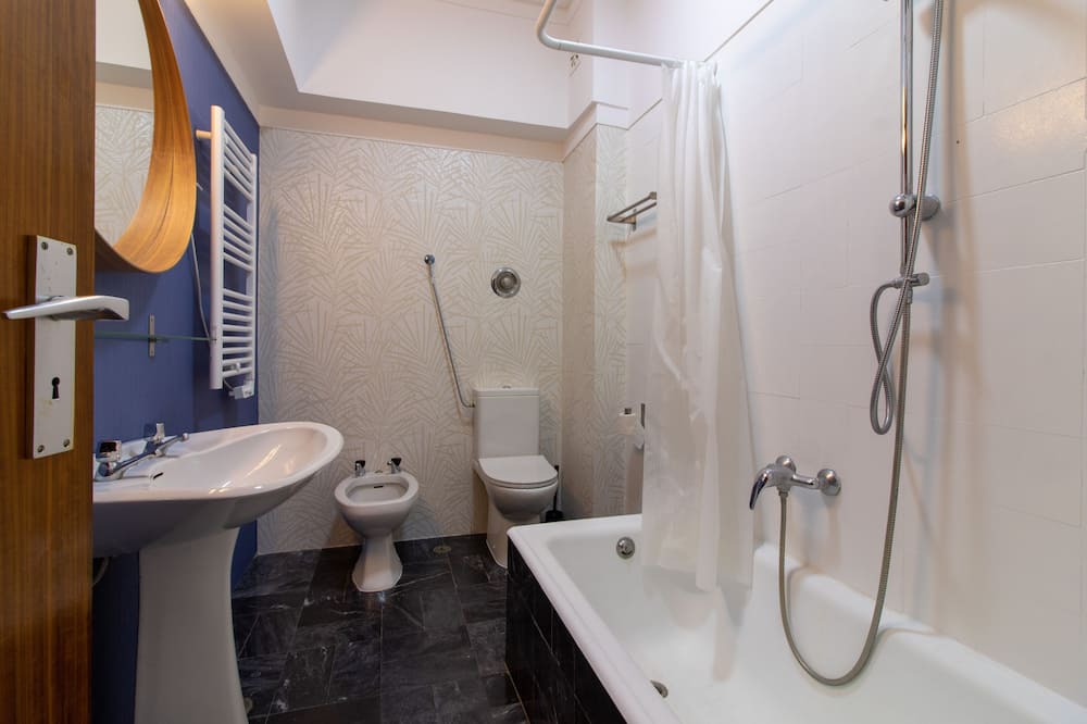 Photo of Bathroom in Cacilhas