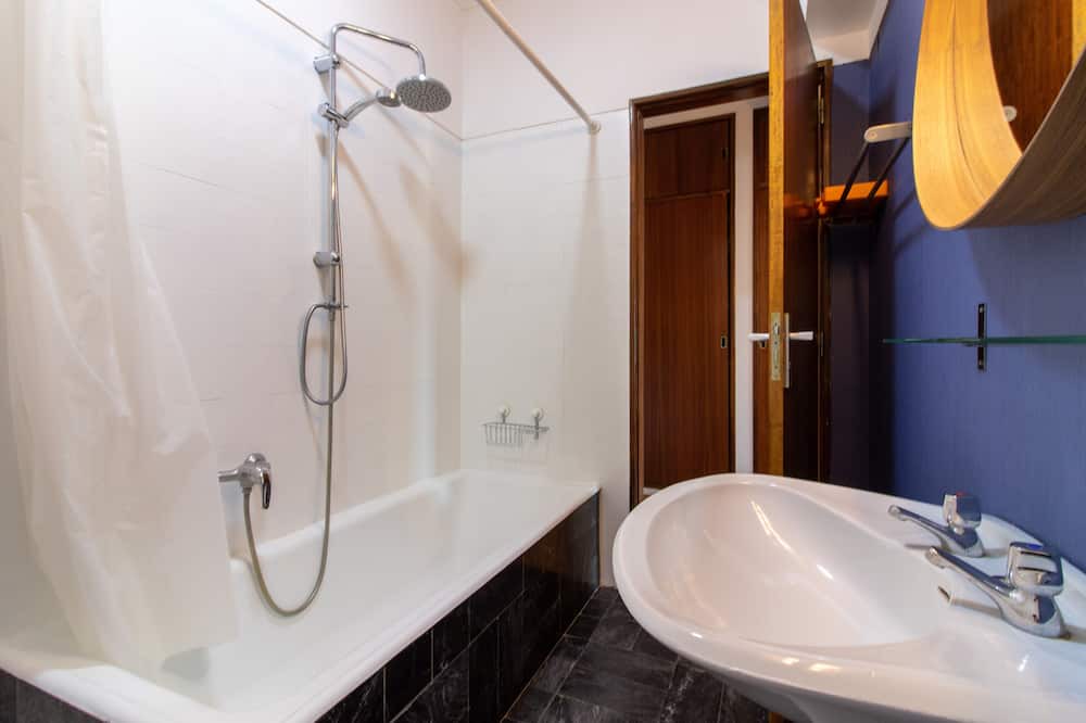 Photo of Bathroom in Cacilhas
