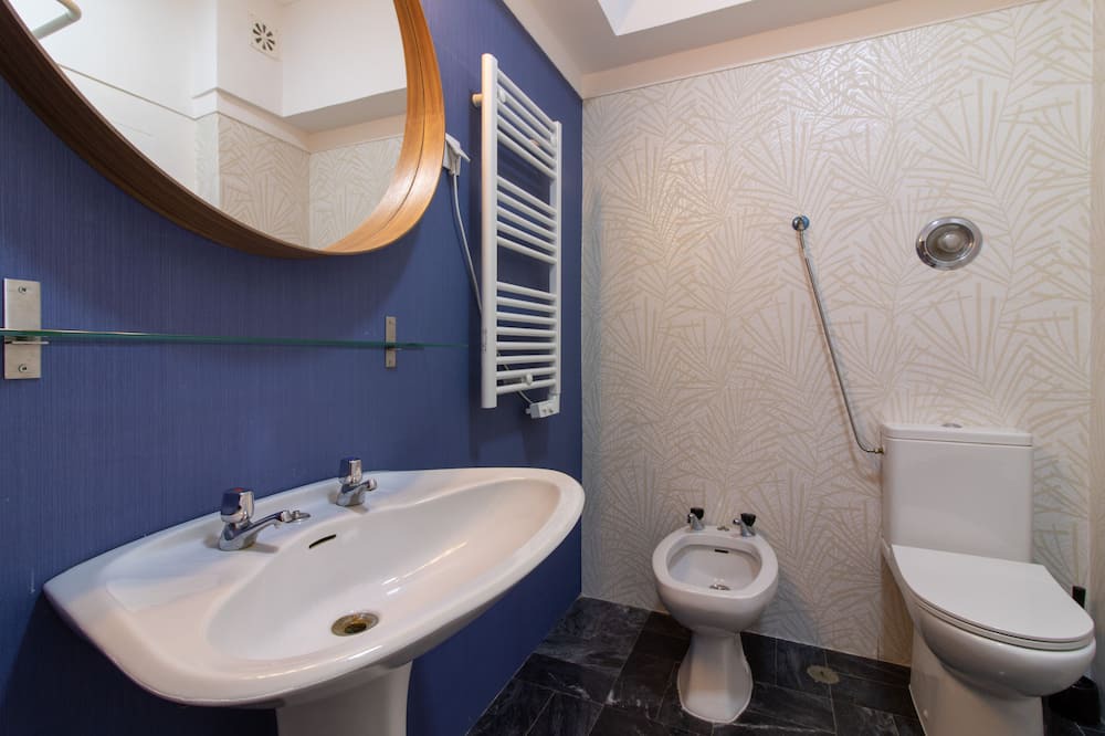 Photo of Bathroom in Cacilhas
