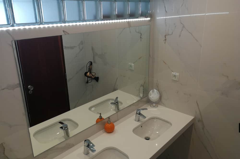 Photo of Bathroom in Cacilhas