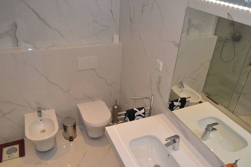 Photo of Bathroom in Cacilhas