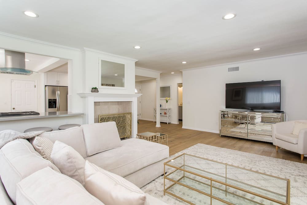 Photo of Livingroom in Warner Center