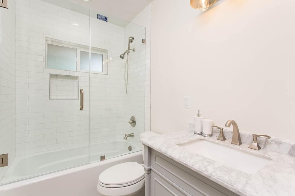 Photo of Bathroom in Warner Center