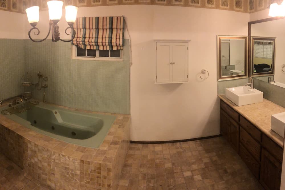 Photo of Bathroom in Ladera Heights