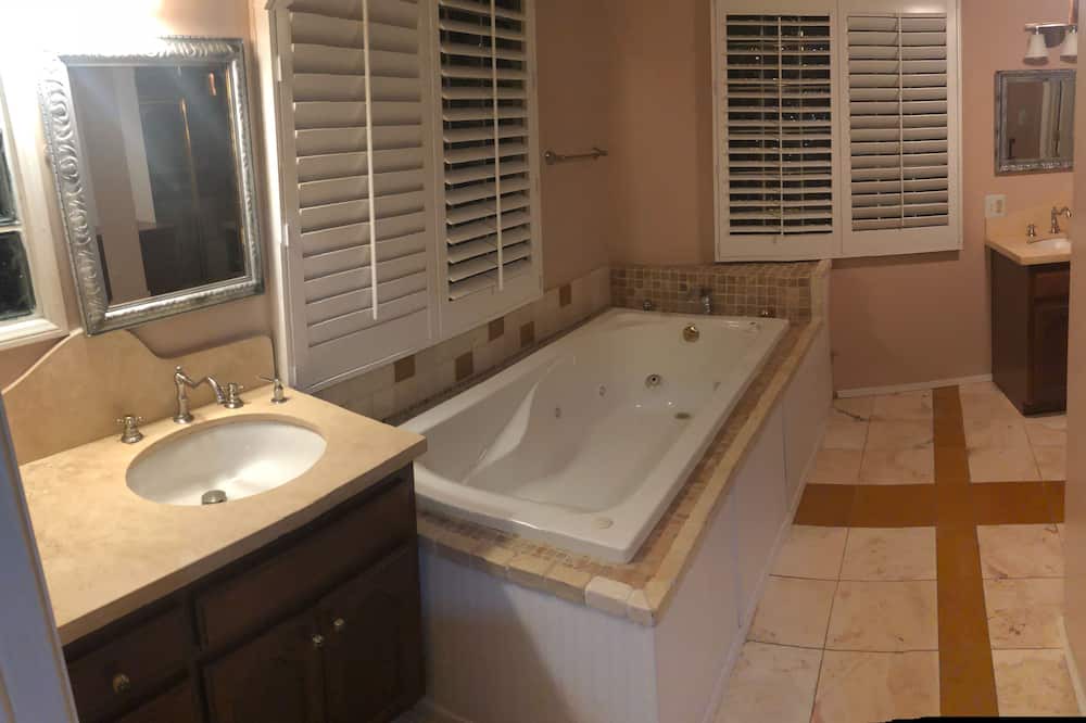 Photo of Bathroom in Ladera Heights