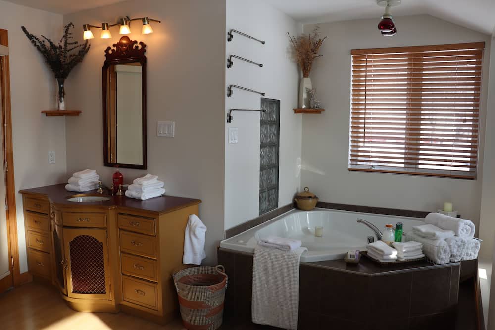Photo of Bathroom in Saint-Augustin-de-Desmaures