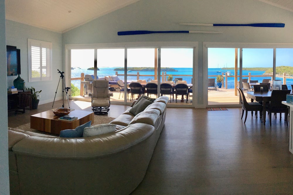 Photo of Livingroom in Staniel Cay