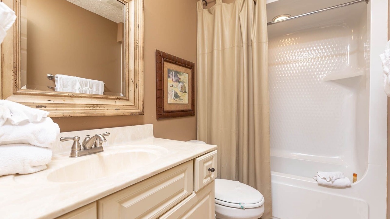 Photo of Bathroom in Orange Beach East
