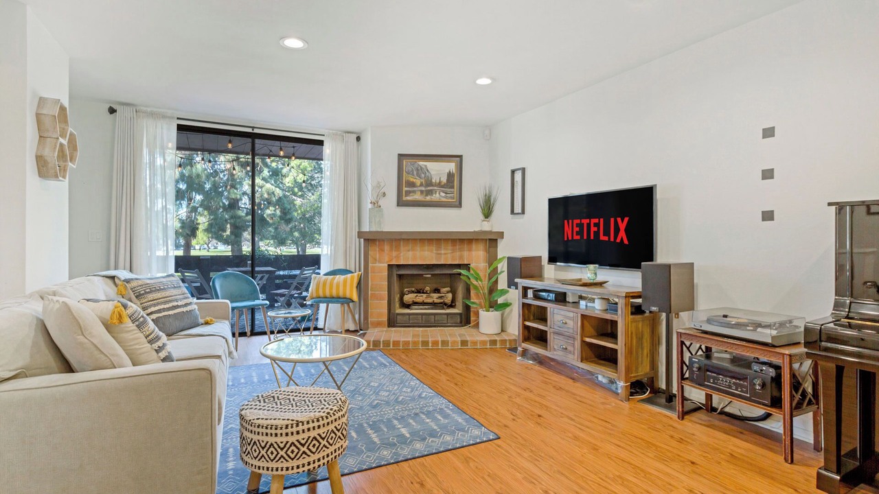 Photo of Livingroom in Warner Center
