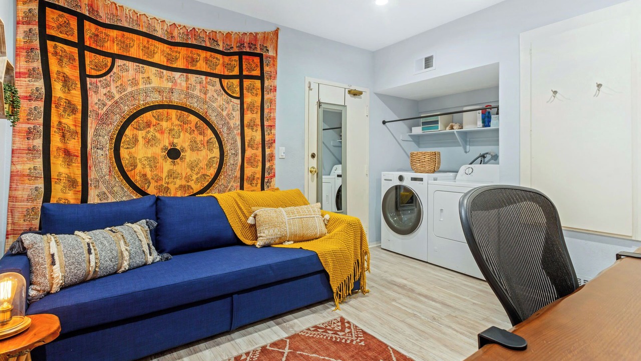 Photo of Livingroom in Warner Center