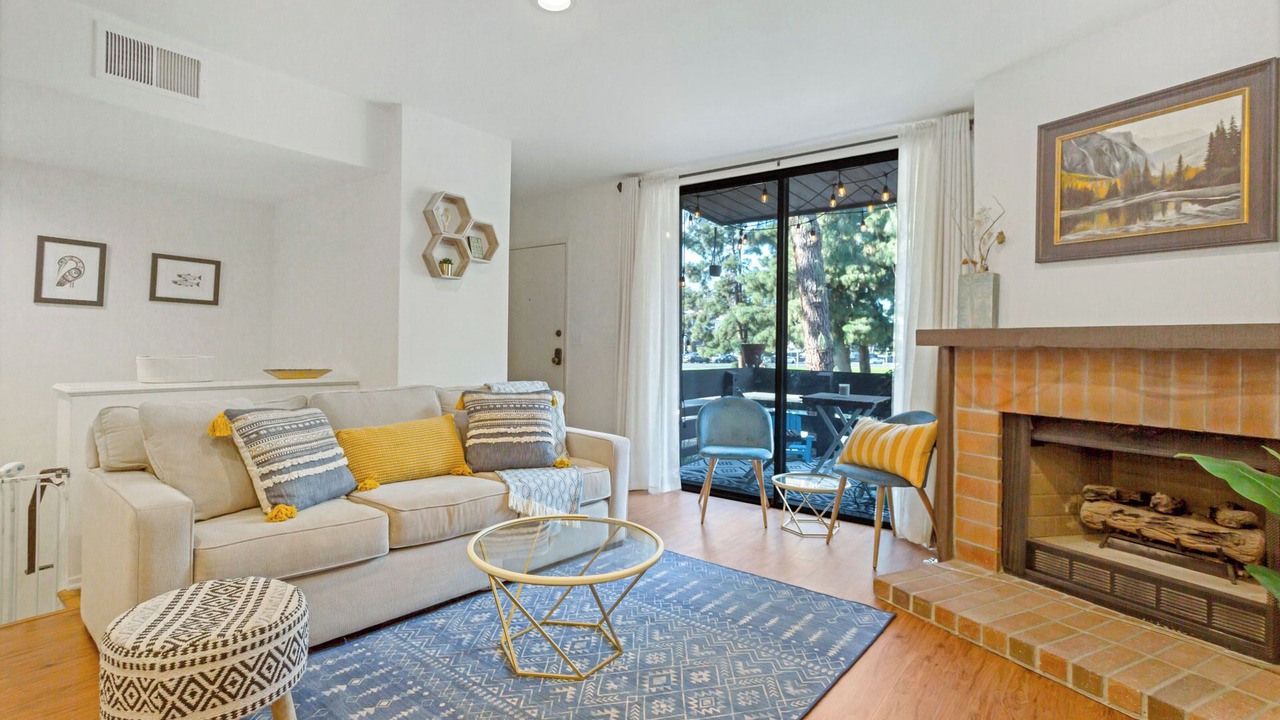 Photo of Livingroom in Warner Center