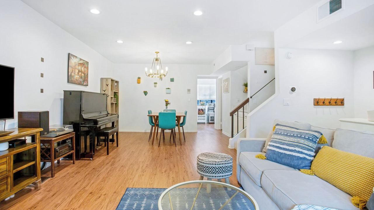 Photo of Livingroom in Warner Center