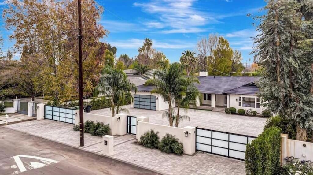 Photo of Outdoor in Woodland Hills