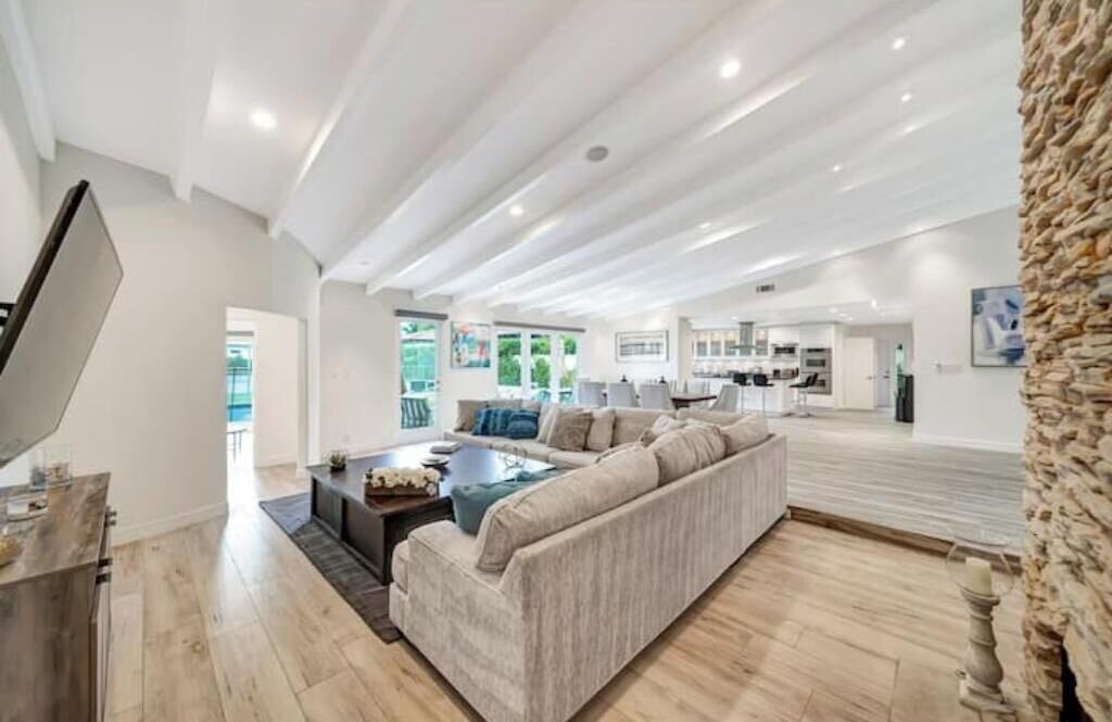 Photo of Livingroom in Woodland Hills