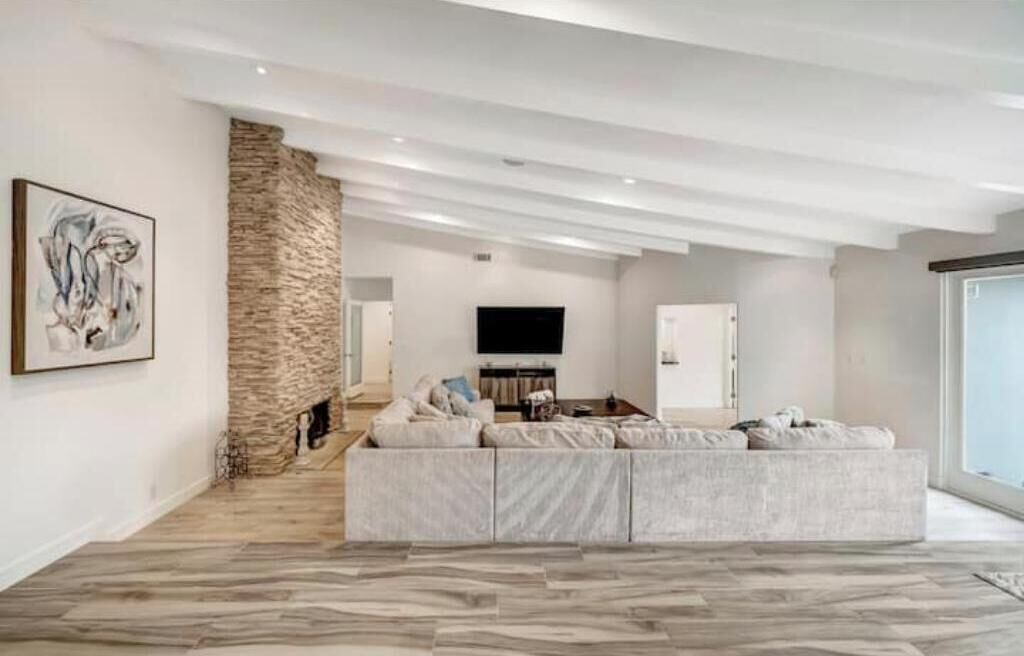 Photo of Livingroom in Woodland Hills