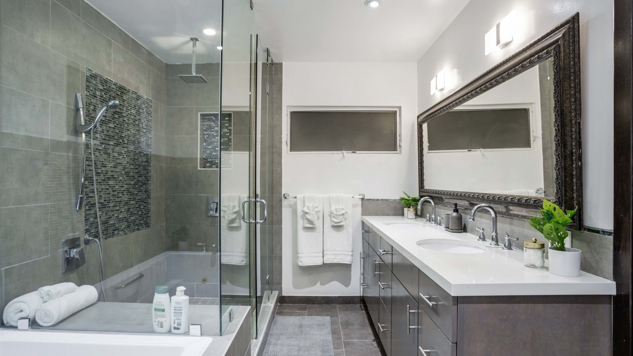 Photo of Bathroom in Greater Wilshire - Hancock Park