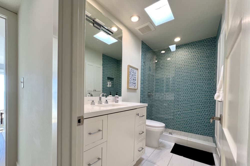 Photo of Bathroom in Eastern Malibu