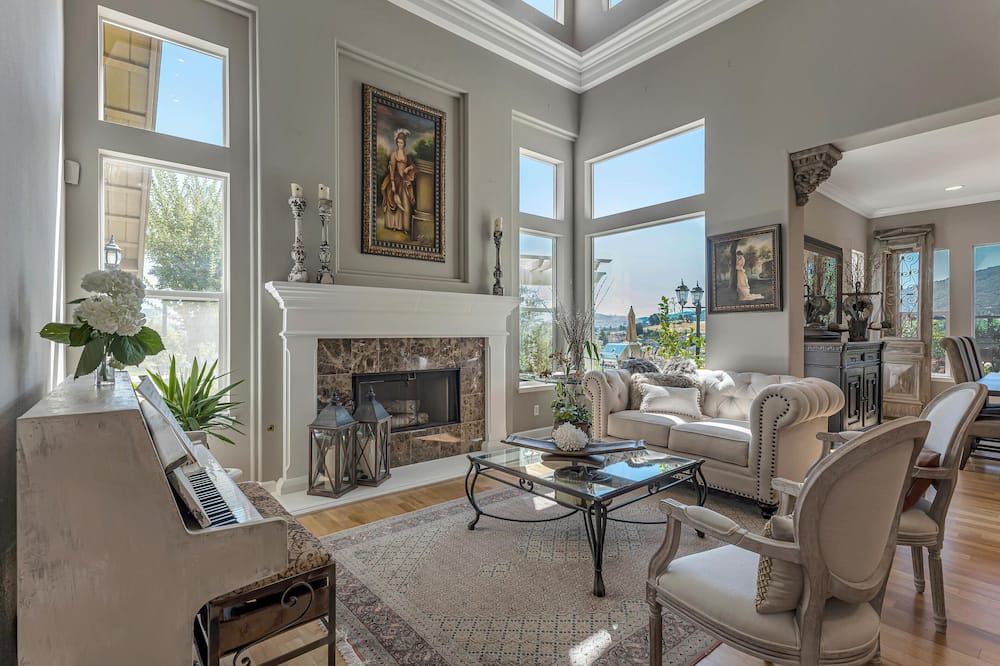 Photo of Livingroom in Almaden