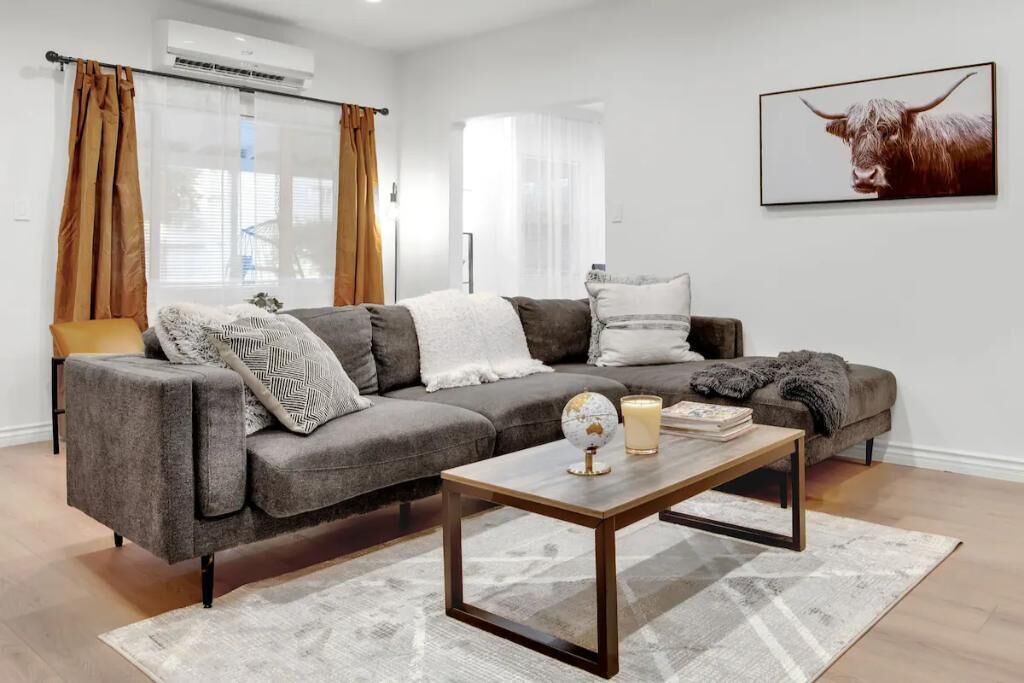 Photo of Livingroom in Valley Village