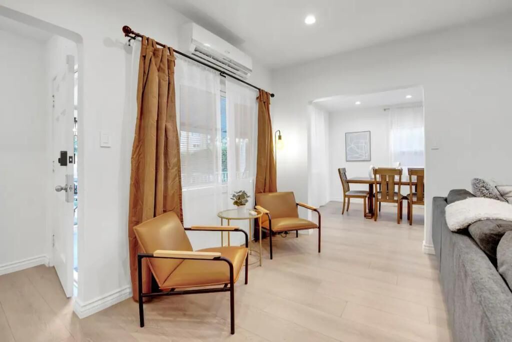 Photo of Livingroom in Valley Village