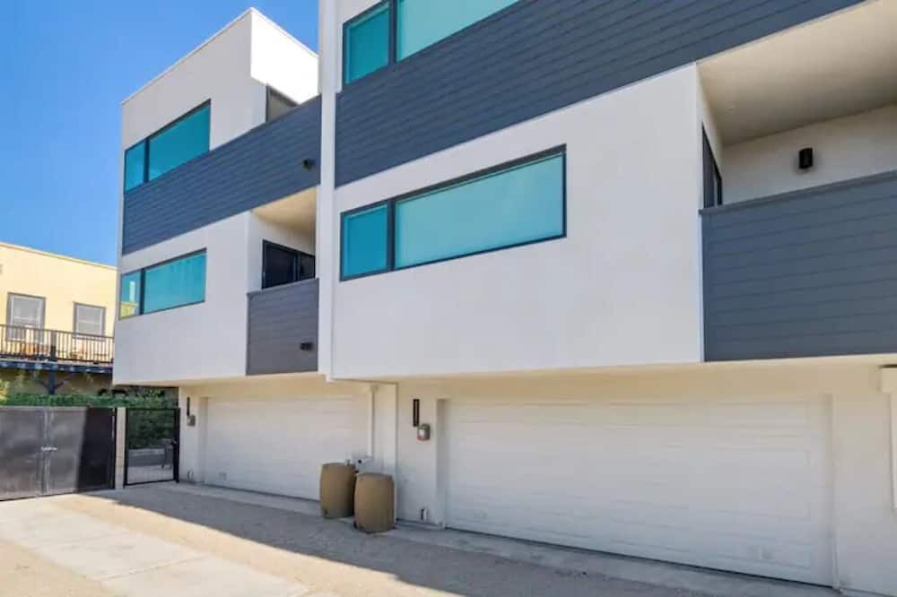 Photo of Outdoor in East Hollywood