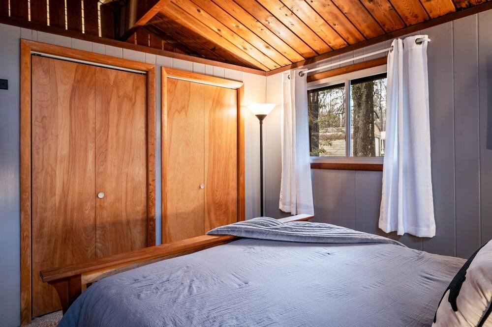 Photo of Bedroom in Scottsburg