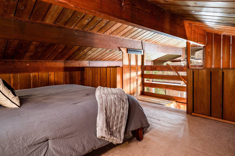 Photo of Bedroom in Scottsburg