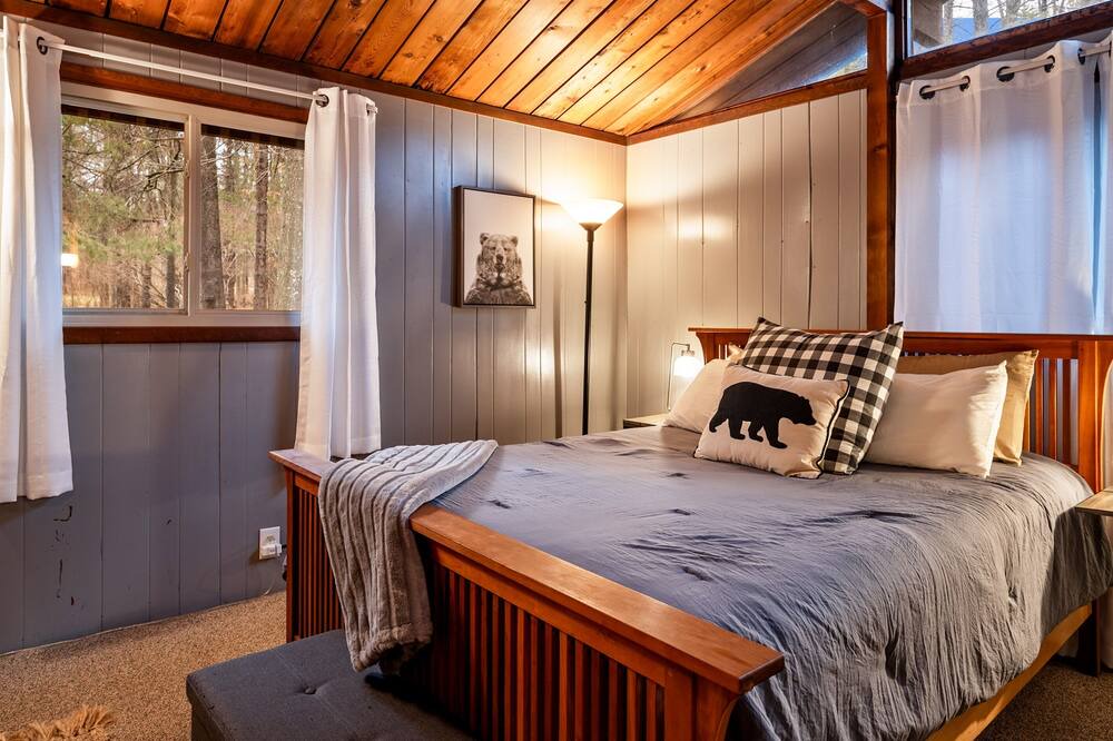 Photo of Bedroom in Scottsburg