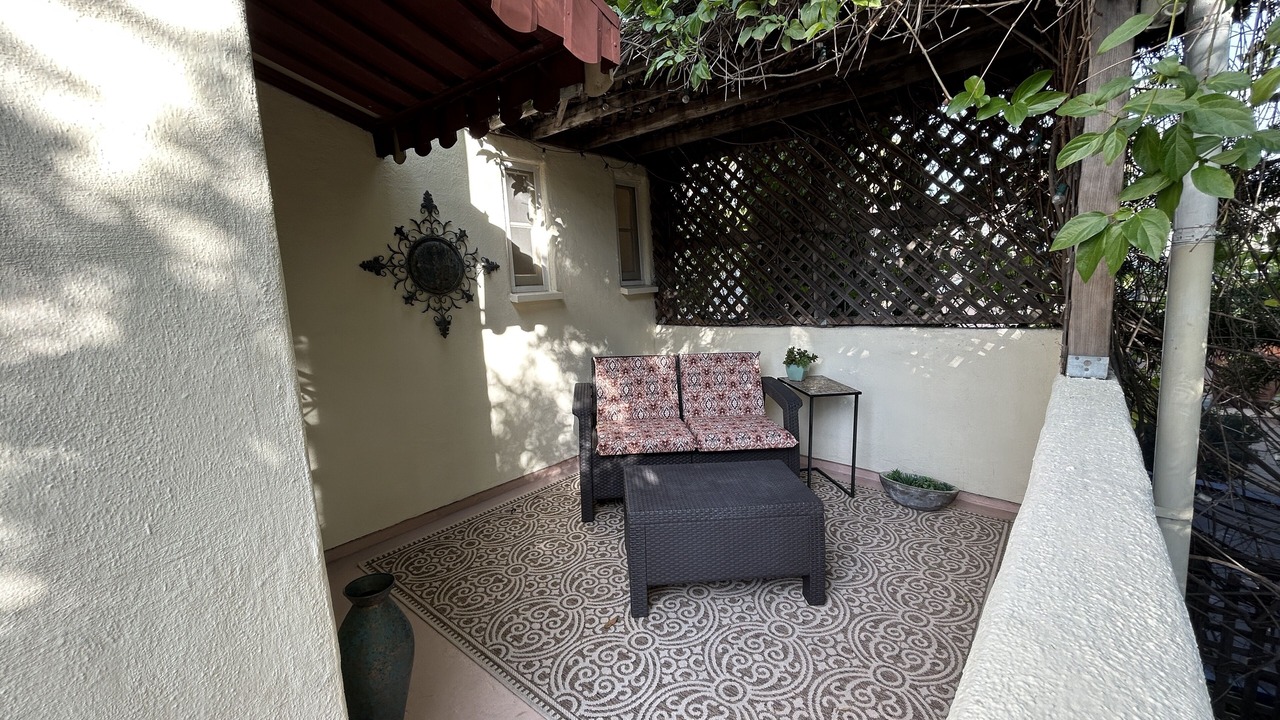 Photo of Outdoor in Greater Wilshire - Hancock Park