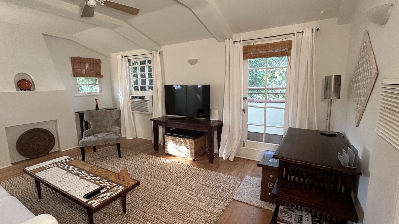 Photo of Livingroom in Greater Wilshire - Hancock Park