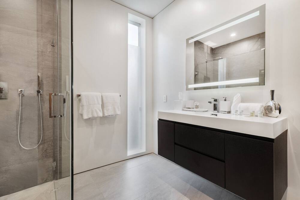 Photo of Bathroom in Hollywood Heights