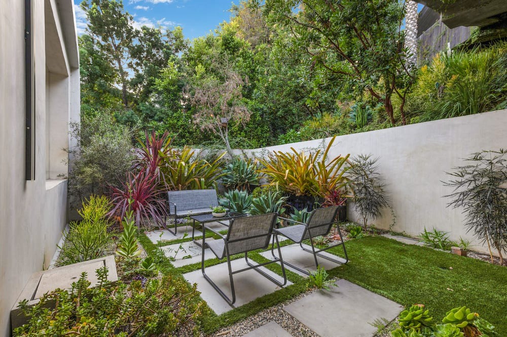Photo of Outdoor in Hollywood Heights
