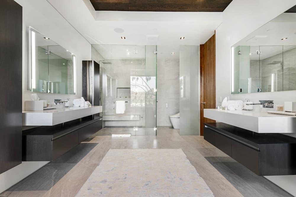 Photo of Bathroom in Hollywood Heights