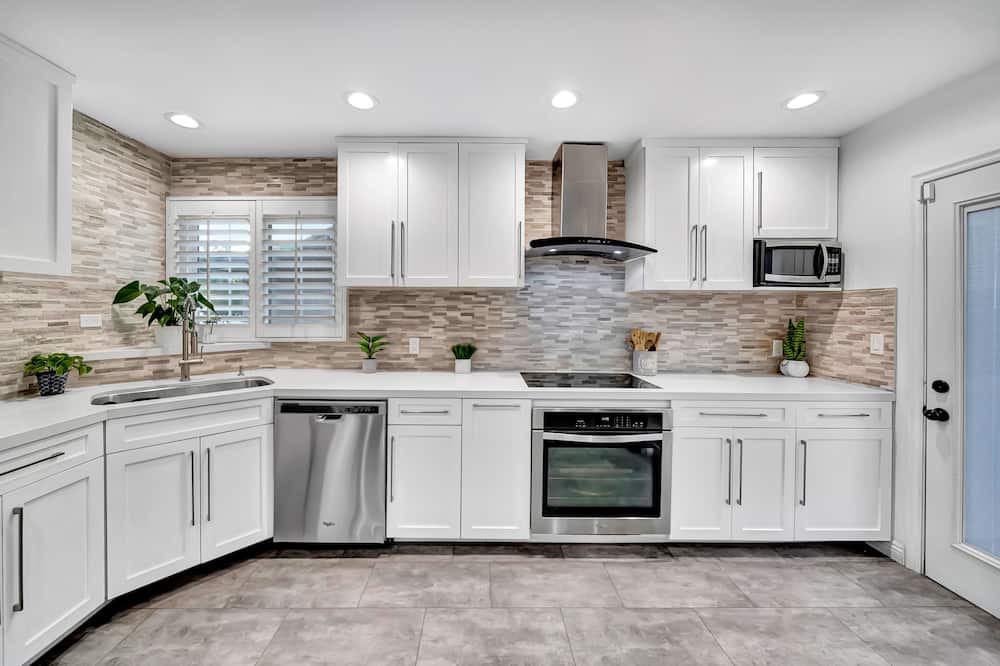 Photo of Kitchen in Warner Center