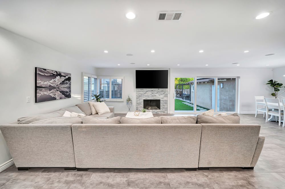 Photo of Livingroom in Warner Center