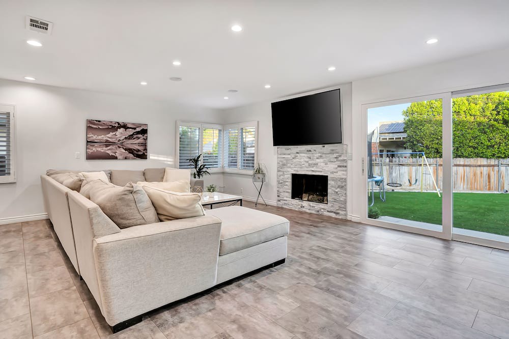 Photo of Livingroom in Warner Center