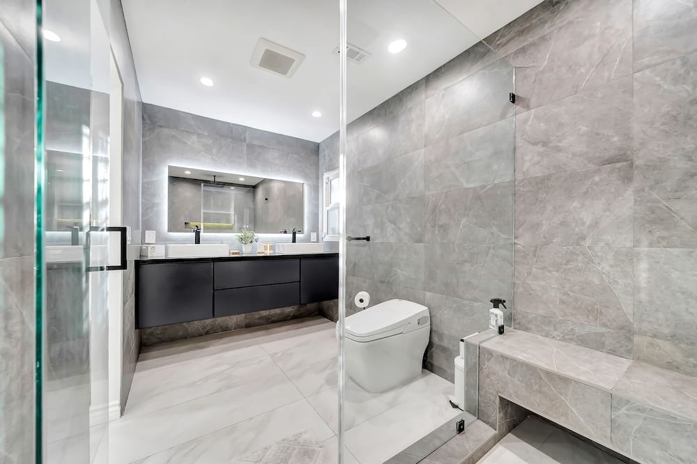 Photo of Bathroom in Warner Center