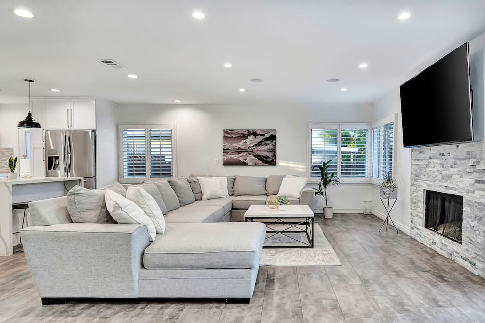 Photo of Livingroom in Warner Center