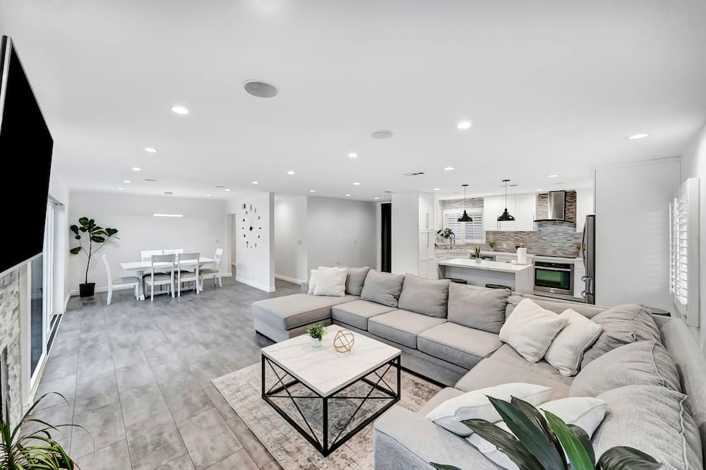 Photo of Livingroom in Warner Center