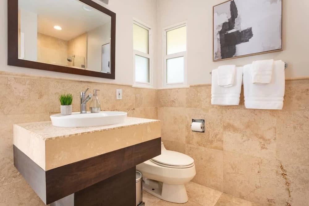Photo of Bathroom in Ladera Heights