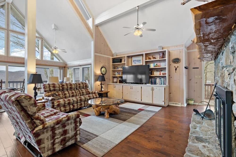 Photo of Livingroom in Seven Devils